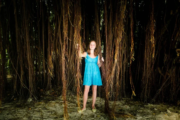 Ein Teenager Mädchen Posiert Einem Mangrovenwald — Stockfoto