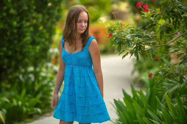 Ein Teenager Mädchen Einem Blauen Kleid Einem Sommergarten — Stockfoto