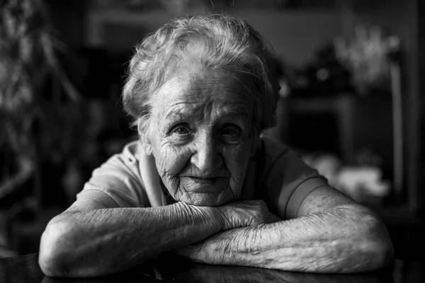 Portret Van Een Oude Vrouw Zwart Wit Foto — Stockfoto