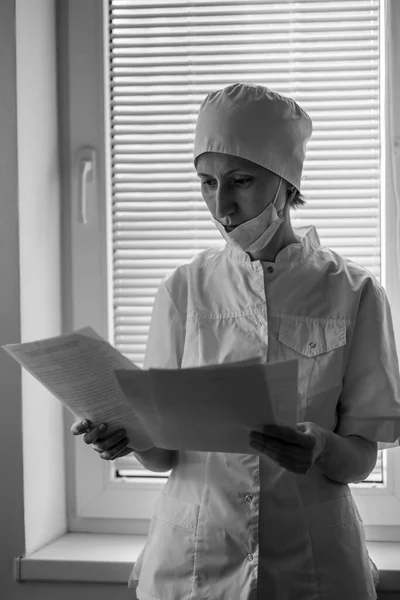 Une Femme Médecin Tient Près Fenêtre Hôpital Regarde Travers Les — Photo