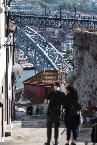 ポルトガルのポルトの歴史的中心部にある小さな通りとドム ルイス1世橋の眺め — ストック写真