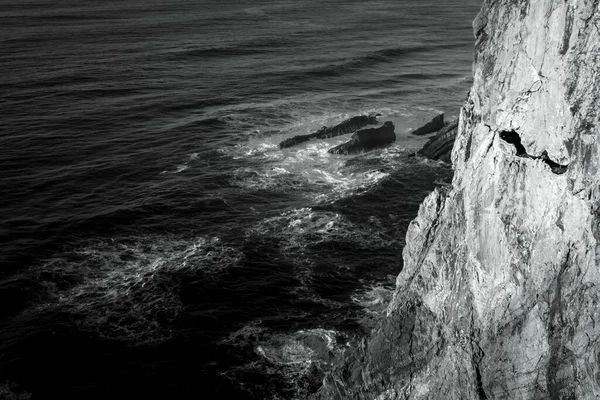 Vista Das Falésias Oceano Atlântico Portugal Foto Preto Branco — Fotografia de Stock