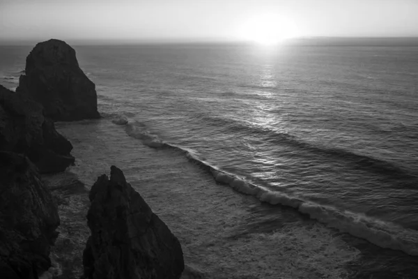 Вид Скелі Атлантичному Океані Сутінках Португалія Чорно Біле Фото — стокове фото