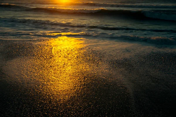 Riflessioni Del Sole Sulla Spiaggia Bagnata Sabbia Bel Tramonto Sulla Fotografia Stock