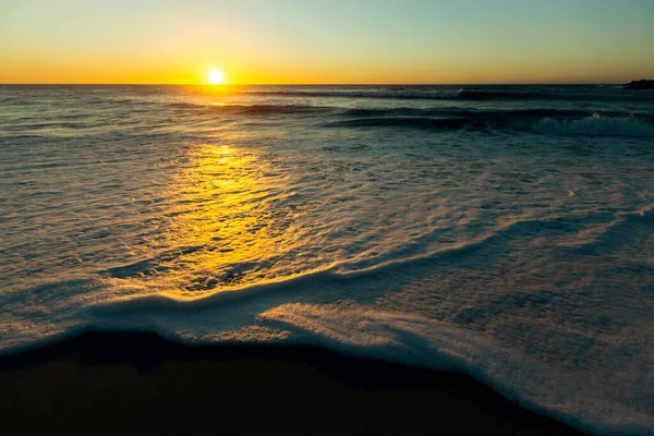 Fantastisk Solnedgång Atlantkusten Med Skummande Surfing Stockfoto