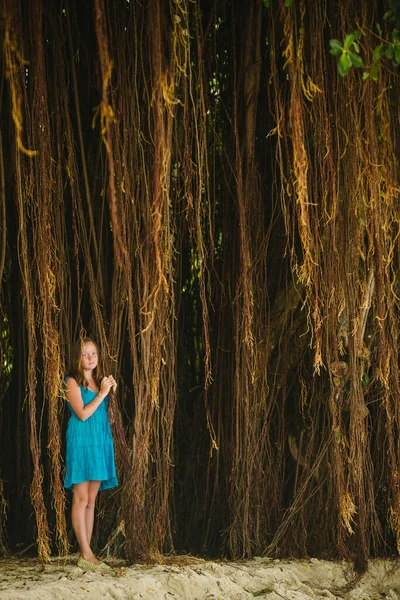 マングローブの森に立つ10代の少女 ロイヤリティフリーのストック画像