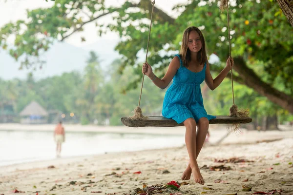 Uma Adolescente Senta Balanço Uma Praia Tropical Imagem De Stock