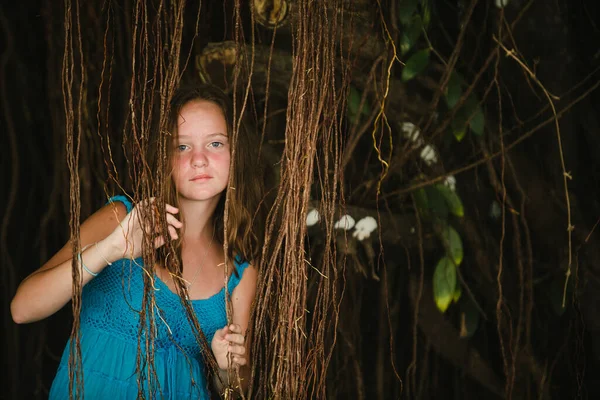 Πορτρέτο Μιας Έφηβης Ένα Δάσος Μαγκρόβια Φωτογραφία Αρχείου
