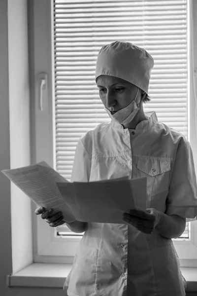 Γυναίκα Γιατρός Στέκεται Κοντά Στο Παράθυρο Του Νοσοκομείου Και Κοιτάζει Royalty Free Φωτογραφίες Αρχείου