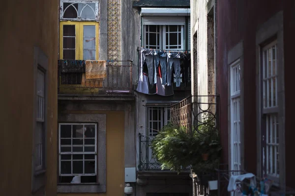葡萄牙波尔图历史中心一座住宅建筑的立面景观 图库图片