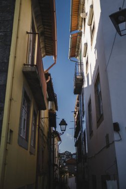 Portekiz 'in Porto şehrindeki tarihi sokaklardan birinin görüntüsü.