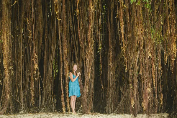 Uma Adolescente Entre Lianas Selva Tailandesa — Fotografia de Stock