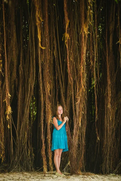 在泰国丛林中的蜥蜴中摆姿势的少女 — 图库照片