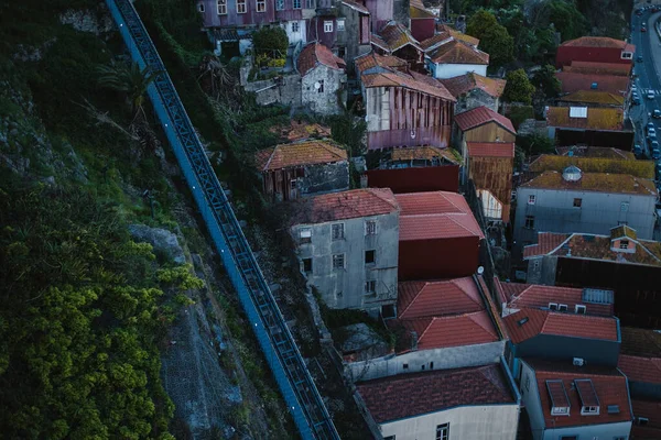 ポルトガルのポルトにあるケーブルカーと古い住宅建築物の眺め — ストック写真