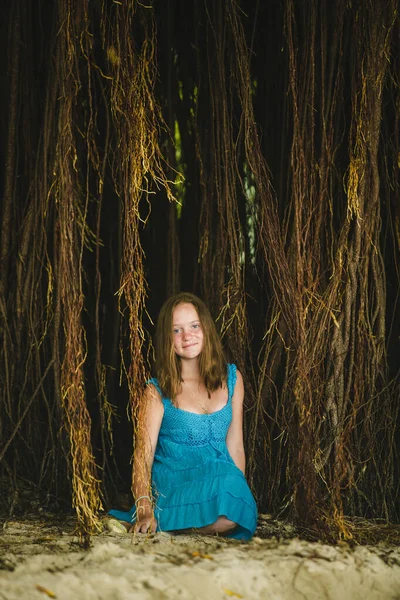 Retrato Uma Adolescente Entre Lianas Fotos De Bancos De Imagens Sem Royalties