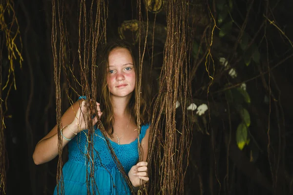 Portret Van Een Meisje Jungle Tussen Lianen Rechtenvrije Stockfoto's