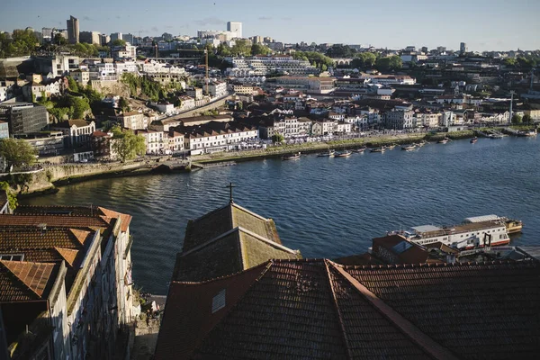 ポルトガルのポルトにあるドゥロ川のヴィラ ガイア ノヴァとリベイロの眺め ロイヤリティフリーのストック写真