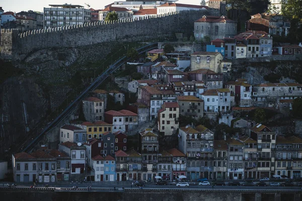 Utsikt Över Bostadshus Vid Douro Riverfront Den Gamla Staden Porto Stockbild