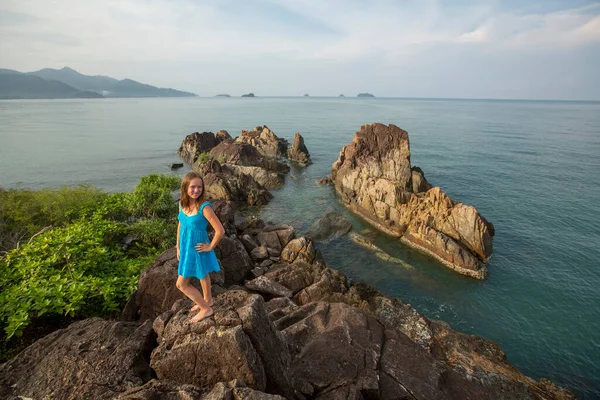 Μια Έφηβη Που Στέκεται Ανάμεσα Στα Βράχια Στην Ακτή — Φωτογραφία Αρχείου