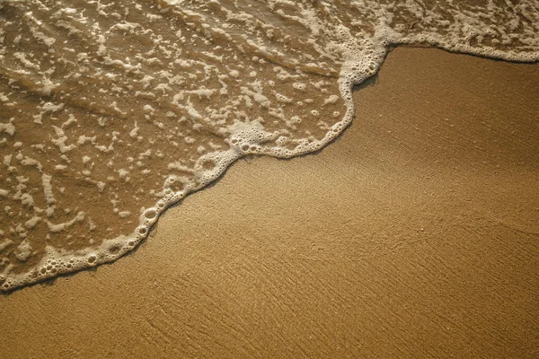 Strandsandens Konsistens Med Milda Svallvågor — Stockfoto