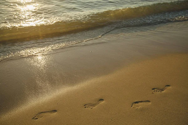Fußabdrücke Von Nackten Füßen Die Sand Strand Des Meeres Hinterlassen — Stockfoto
