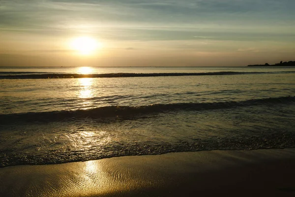 Piękny Zachód Słońca Opuszczonej Tropikalnej Plaży — Zdjęcie stockowe