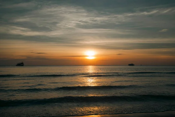 Una Hermosa Puesta Sol Una Playa Mar Tropical Tailandia — Foto de Stock