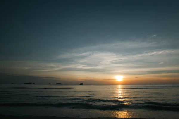 美丽的落日落在荒芜的热带海滩上 — 图库照片