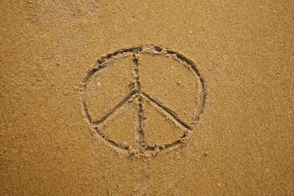 Friedenszeichen Auf Den Weichen Sand Strand Gezeichnet — Stockfoto