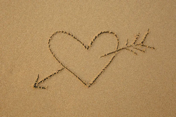 Heart Pierced Arrow Drawn Soft Beach Sand 로열티 프리 스톡 사진