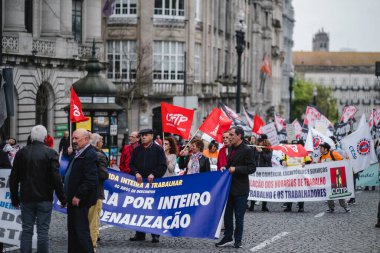 PORTO, PORTUGAL - 1 Mayıs 2022: Porto Tarih Merkezi 'nde 1 Mayıs kutlamaları sırasında. Bu yıl da İşçi Bayramı ülke genelinde kısıtlamalar olmadan kutlandı..