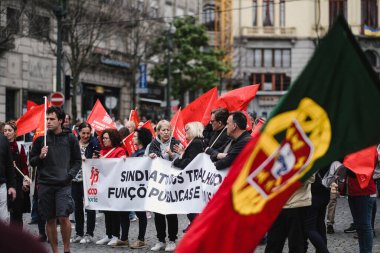 PORTO, PORTUGAL - 1 Mayıs 2022: Porto Tarih Merkezi 'nde 1 Mayıs kutlamaları sırasında. Bu yıl da İşçi Bayramı ülke genelinde kısıtlamalar olmadan kutlandı..