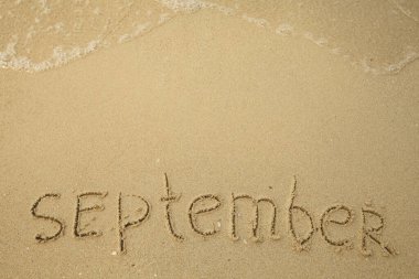 Eylül - yumuşak kumsalda el yazısı.