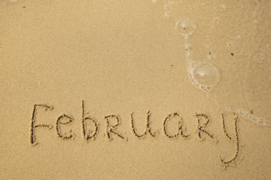 Şubat - yumuşak kumsalda el yazısı.