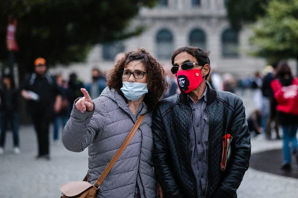 PORTO, PORTUGAL - 1 Mayıs 2022: Porto Tarih Merkezi 'nde 1 Mayıs kutlamaları sırasında. Bu yıl da İşçi Bayramı ülke genelinde kısıtlamalar olmadan kutlandı..