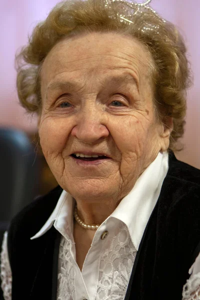 Una Donna Anziana Durante Una Celebrazione Anniversario — Foto Stock