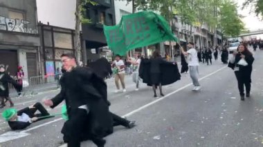 PORTO, PORTUGAL - 3 Mayıs 2022: Queima das Fitas sırasında Portekizli üniversite öğrencilerinin yıllık şenliği. Seremoni, son iki yılda salgın nedeniyle iptal edildikten sonra Porto 'ya geri döndü..