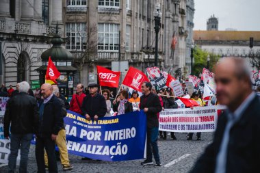 PORTO, PORTUGAL - 1 Mayıs 2022: Porto Tarih Merkezi 'nde 1 Mayıs kutlamaları sırasında. Bu yıl da İşçi Bayramı ülke genelinde kısıtlamalar olmadan kutlandı..
