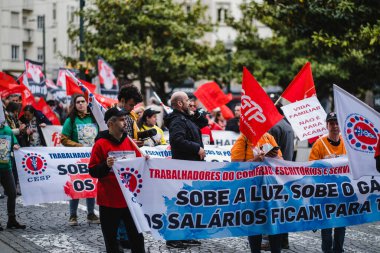 PORTO, PORTUGAL - 1 Mayıs 2022: Porto Tarih Merkezi 'nde 1 Mayıs kutlamaları sırasında. Bu yıl da İşçi Bayramı ülke genelinde kısıtlamalar olmadan kutlandı..
