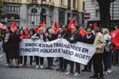 PORTO, PORTUGAL - 1 Mayıs 2022: Porto Tarih Merkezi 'nde 1 Mayıs kutlamaları sırasında. Bu yıl da İşçi Bayramı ülke genelinde kısıtlamalar olmadan kutlandı..