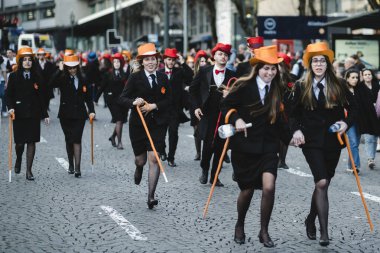 PORTO, PORTUGAL - 3 Mayıs 2022: Queima das Fitas sırasında Portekizli üniversite öğrencilerinin yıllık şenliği. Seremoni, son iki yılda salgın nedeniyle iptal edildikten sonra Porto 'ya geri döndü..