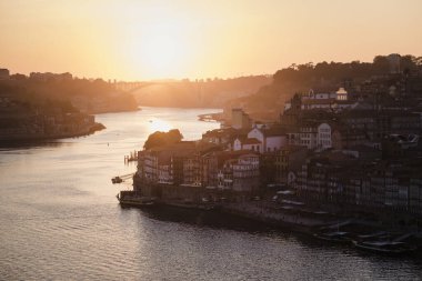 Porto, Portekiz 'in tarihi merkezinde inanılmaz bir günbatımı sırasında Douro Nehri ve Ribeiro' nun yukarıdan görünüşü. 