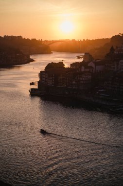 Porto, Portekiz 'in tarihi merkezinde güzel bir günbatımı sırasında Douro Nehri' nin tepeden görünüşü. 