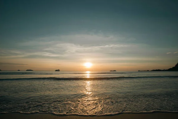 Fantastisk Solnedgång Öde Tropisk Havsstrand — Stockfoto
