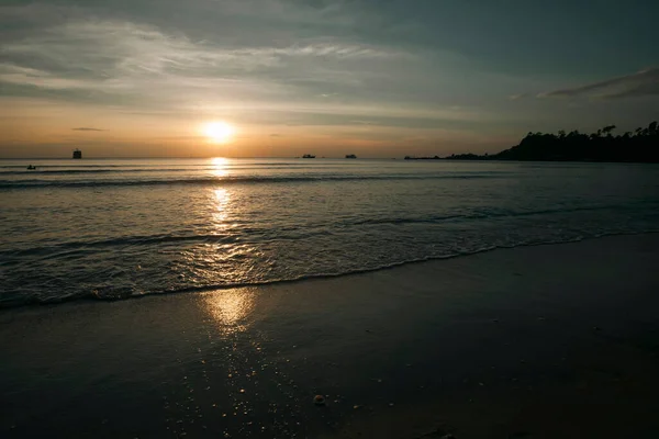 在荒芜的热带海岸线上美丽的落日 — 图库照片