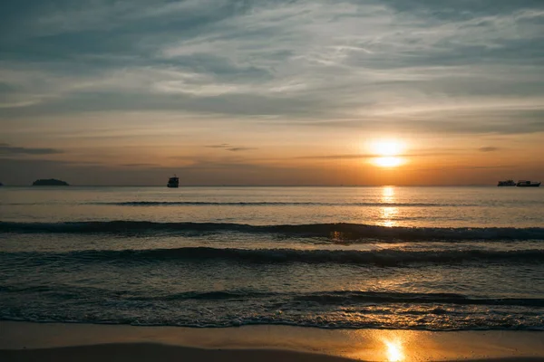 Bel Tramonto Una Spiaggia Tropicale — Foto Stock