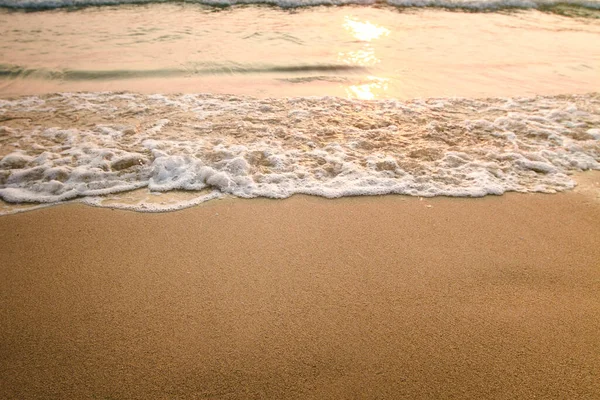 Tekstura Piasku Plaży Morskiej Miękką Falą Okrążającą Podczas Zachodu Słońca — Zdjęcie stockowe