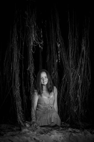 一个女孩在丛林里的蜥蜴 黑色和白色照片 — 图库照片