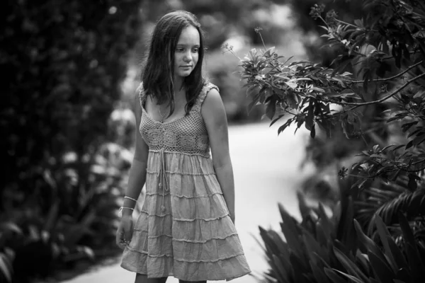 Una Chica Con Vestido Verano Parque Foto Blanco Negro — Foto de Stock