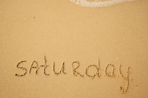 Sábado Desenho Dias Semana Escrito Mão Areia Praia Mar — Fotografia de Stock